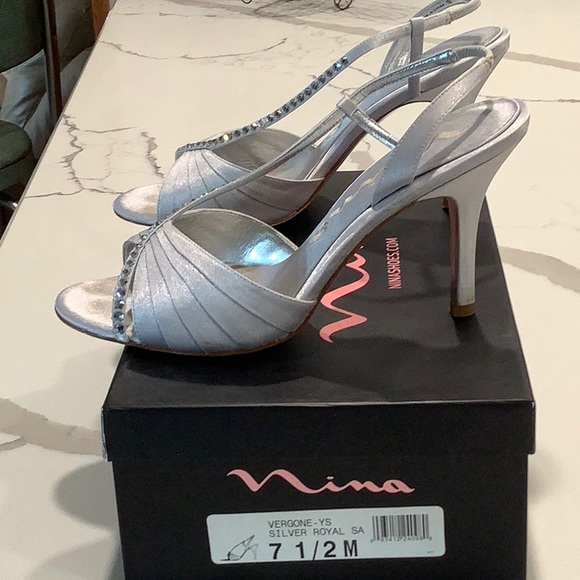 NINA SILVER FABRIC HEELS SIZE 7.5 - Picture 2 of 8